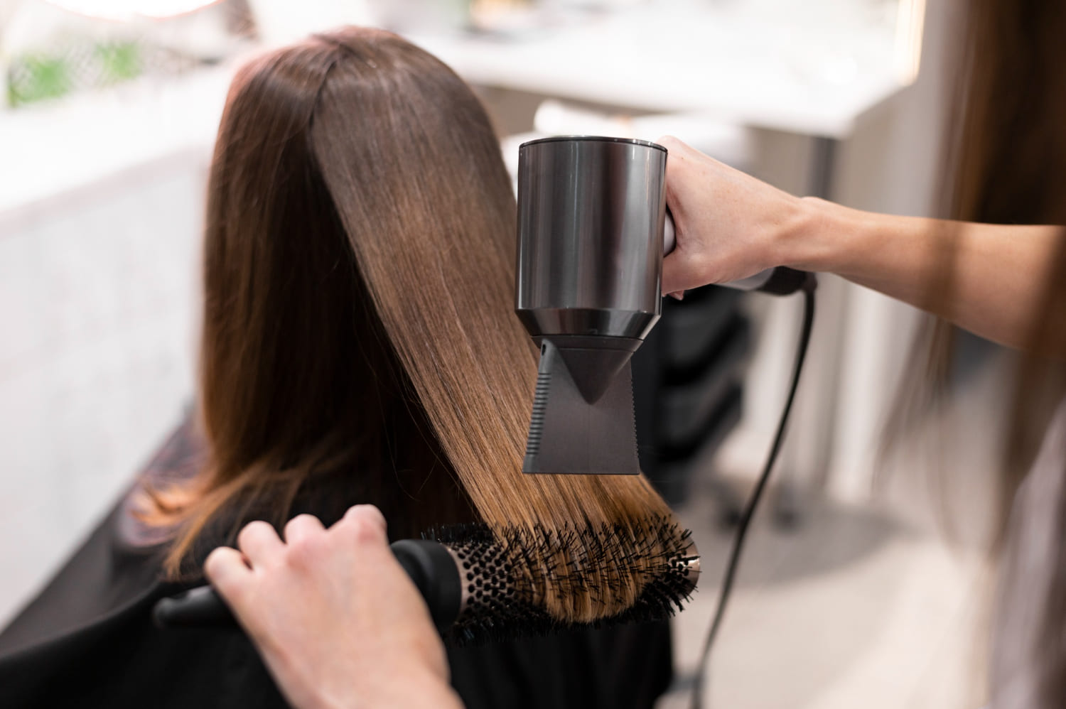 SG COIFFURE - Réaliser une coupe et un brushing souple chez SG Coiffure